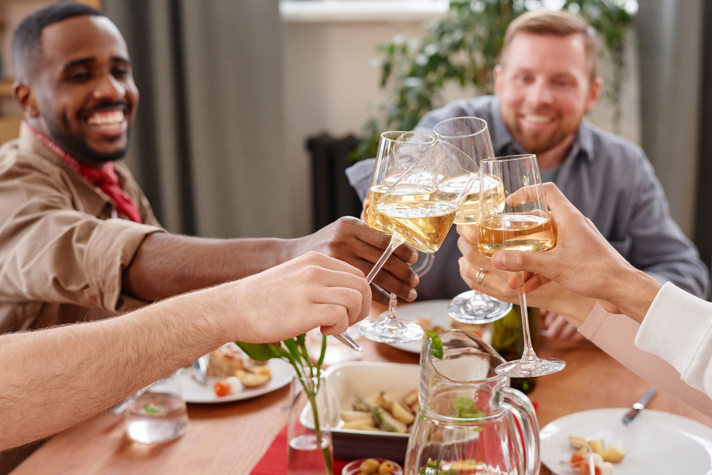 Un groupe d'amis trinque autour d'un dîner festif